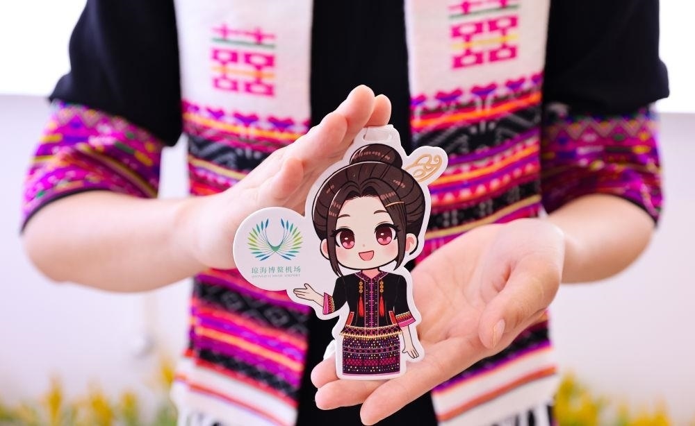 △2024年3月22日，博鰲機場工作人員展示“博鰲香”香氛卡片。