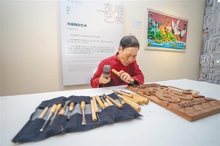 △2024年3月25日，在博鰲東嶼島文化公園?？诔鞘姓宫F(xiàn)場，非遺傳承人展演龍?zhí)恋窨趟囆g。
