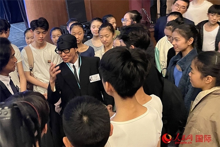 松山芭蕾舞團(tuán)總代表清水哲太郎與中央芭蕾舞團(tuán)舞蹈學(xué)校的學(xué)生們交流。人民網(wǎng)記者 張麗婭攝