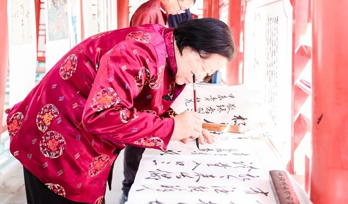 杏花節(jié)書畫展上書法家現(xiàn)場(chǎng)創(chuàng)作。受訪方供圖