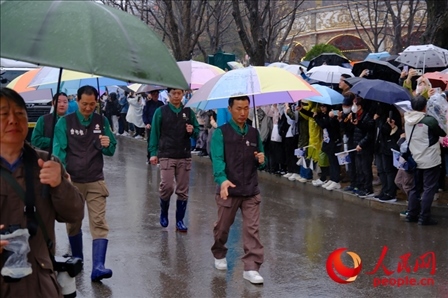 飼養(yǎng)員姜哲遠(yuǎn)和宋永寬為“福寶”開路送行。人民網(wǎng) 李帆攝