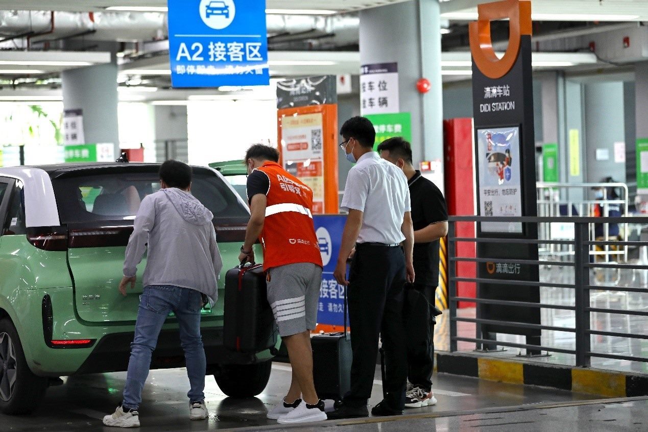 司機(jī)師傅在滴滴車站接乘客上車。（受訪者供圖）