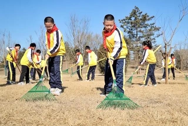 △2024年3月12日，北京城市綠心森林公園，參加植樹節(jié)主題活動的學(xué)生們學(xué)習(xí)義務(wù)植樹知識，并進行現(xiàn)場撫育管護。