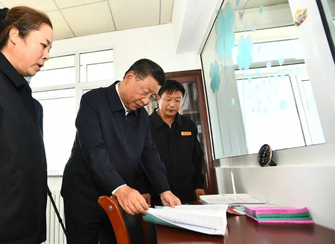 △2021年8月23日，在河北塞罕壩機械林場考察時，習(xí)近平總書記親切看望護林員劉軍、王娟夫婦，并登上望海樓，詳細(xì)了解他們的日常工作和飲食起居情況。