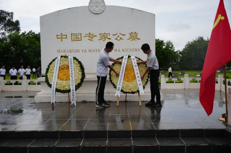 醫(yī)療隊隊長敬獻花圈。中國援桑醫(yī)療隊供圖