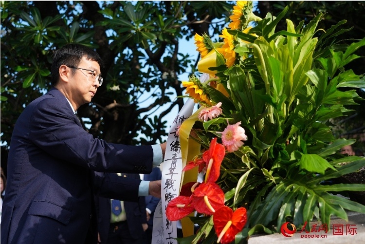 中國駐菲律賓使館周志勇臨時(shí)代辦一行向菲律賓華僑抗日烈士紀(jì)念碑、烈士墓等敬獻(xiàn)花圈。人民網(wǎng)記者 樊帆攝