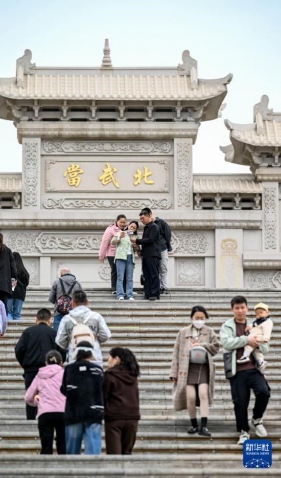 4月5日，游客在寧夏石嘴山市北武當(dāng)生態(tài)旅游區(qū)游玩、拍照。新華社記者 馮開(kāi)華 攝