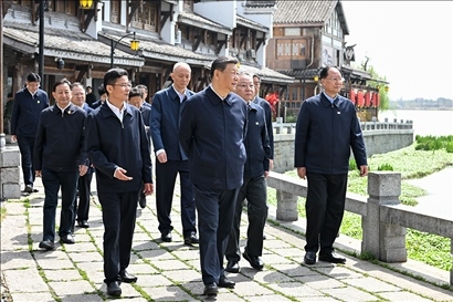 △2024年3月18日至21日，習(xí)近平總書(shū)記在湖南考察。這是19日上午，總書(shū)記在常德河街考察。