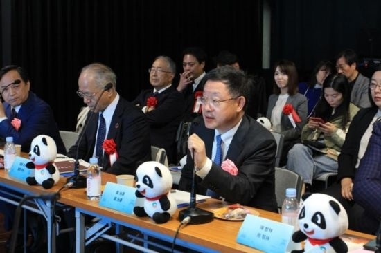 圖為四川省文化和旅游廳廳長(zhǎng)戴允康向日本友人介紹四川旅游資源。（中國(guó)駐東京旅游辦事處供圖）