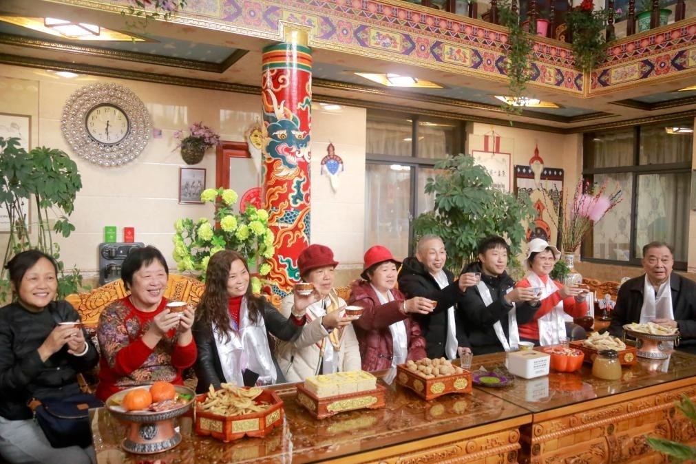 游客們入住民宿后，舉杯共飲酥油茶。新華社記者 邱星翔 攝
