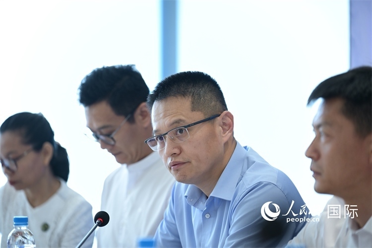緬甸中國企業(yè)商會(huì)會(huì)長、工商銀行仰光分行行長劉銘介紹有關(guān)情況-人民網(wǎng)記者謝佳君攝