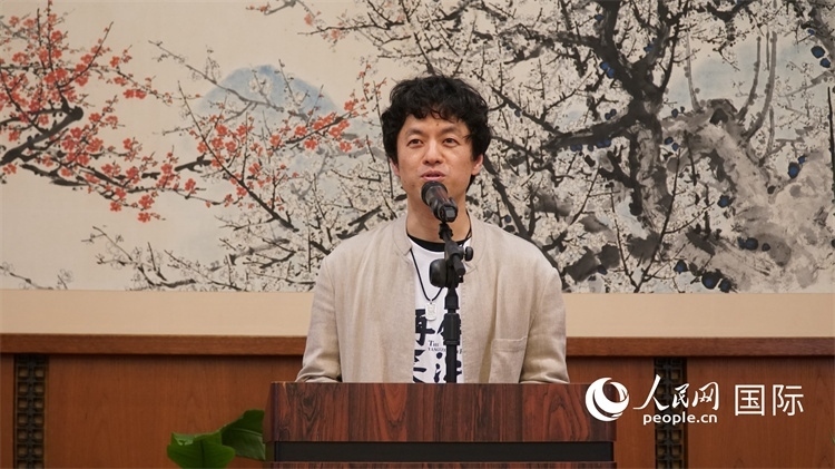 影片導演竹內(nèi)亮致辭。人民網(wǎng) 蔣曉辰攝
