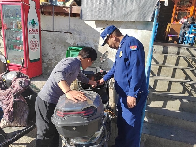 拉薩市消防救援支隊(duì)組織開(kāi)展電動(dòng)自行車消防安全檢查工作。受訪者供圖