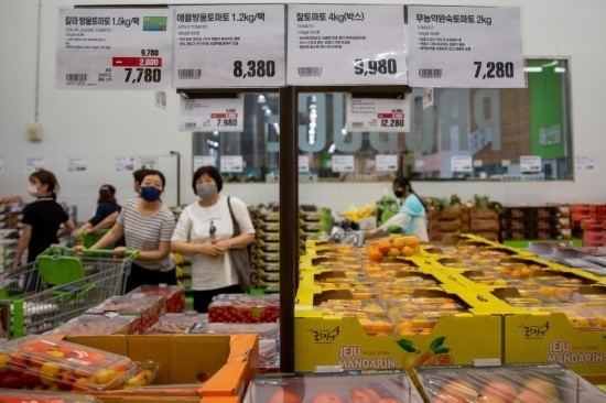 2022年7月9日，人們在韓國高陽市一家超市水果區(qū)購物。新華社記者王益亮攝
