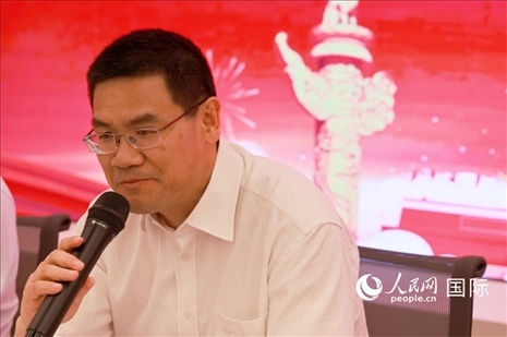 北京海外聯(lián)誼會會長楊晉柏在座談會上致辭。人民網(wǎng)記者 陳海琪攝