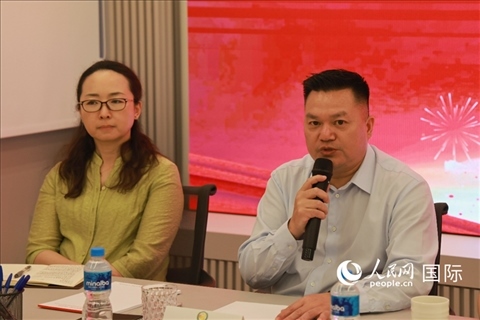 巴西和統(tǒng)會會長張小春（右）在座談會上致辭。人民網(wǎng)記者 陳海琪攝