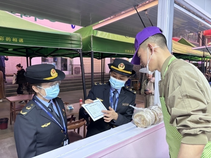 甘肅省天水市麥積區(qū)北道埠街道市場監(jiān)管所為麥積區(qū)步行街開辦的“麻辣燙一條街”提供送證上門服務(wù)。受訪者供圖
