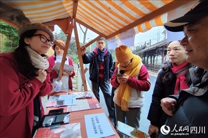 1月6日，“2024成都蒲江柑甜采摘節(jié)”上，記者見到了小萌（左一）和許多年輕人忙著做訪客接待、現(xiàn)場(chǎng)布置、票務(wù)核對(duì)、采摘服務(wù)等工作。人民網(wǎng)記者朱虹攝