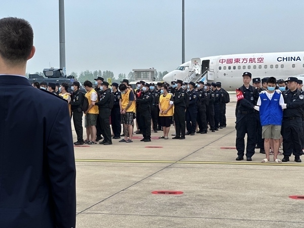 中國籍涉賭詐違法犯罪嫌疑人從柬埔寨被押解回國。人民網(wǎng)記者 郝萍攝