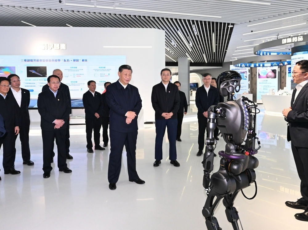 2023年11月28日下午，習(xí)近平總書記在上海浦東新區(qū)張江科學(xué)城參觀上?？萍紕?chuàng)新成果展。