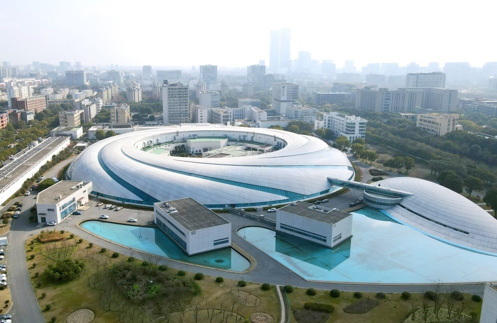 空中俯瞰位于上海張江科學(xué)城的上海光源（2024年2月27日攝，無人機照片）。