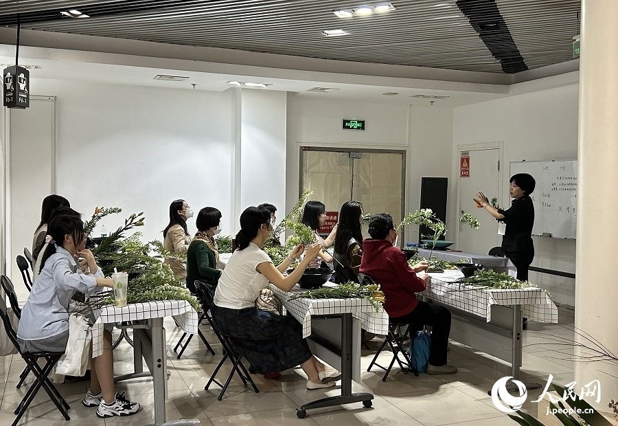 插花體驗(yàn)課。人民網(wǎng) 玄番登史江攝