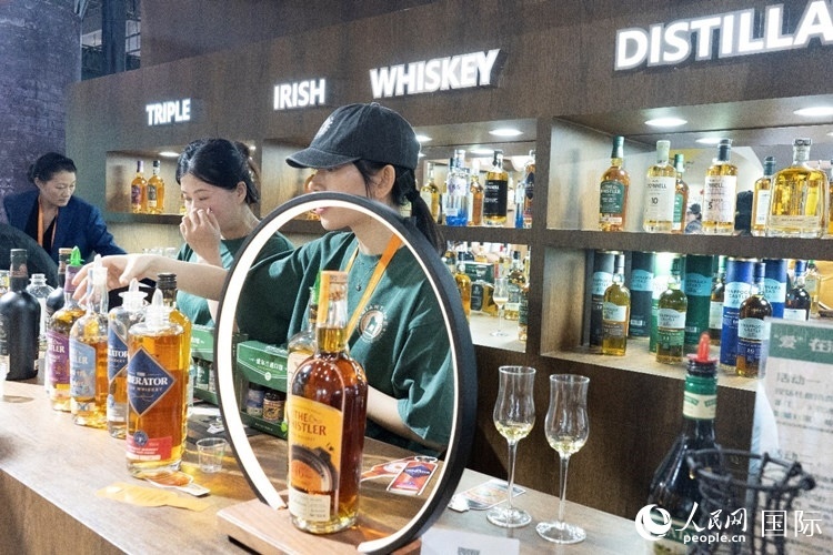 第四屆中國國際消費(fèi)品博覽會(huì)愛爾蘭國家館內(nèi)的參展商。人民網(wǎng) 常沙攝