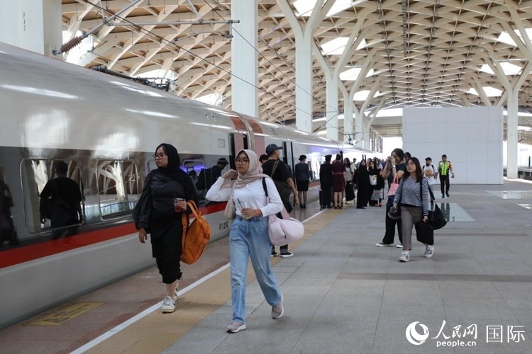 在雅萬(wàn)高鐵雅加達(dá)哈利姆站站臺(tái)，乘客準(zhǔn)備登上動(dòng)車(chē)組列車(chē)。人民網(wǎng)記者 曹師韻攝