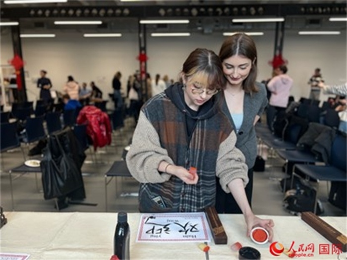 學(xué)生現(xiàn)場體驗中國書法。人民網(wǎng)記者 禹麗敏攝