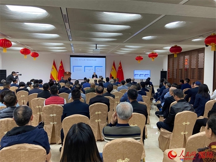 季奕鴻律師主講法律知識(shí)。人民網(wǎng)記者 范劍青攝