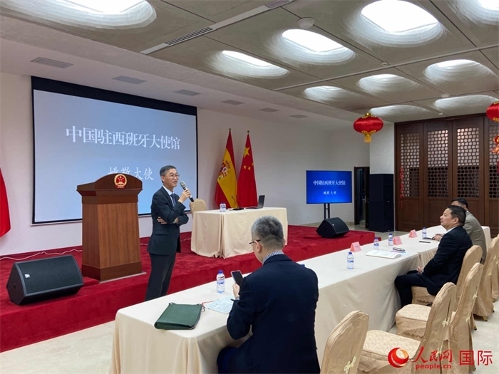 中國(guó)駐西班牙大使姚敬在僑界法治講座上致辭。人民網(wǎng)記者 范劍青攝