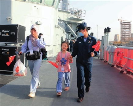 海軍軍艦赴蘇丹緊急撤離我在蘇丹人員。圖為海軍官兵帶領同胞登艦（2023年4月26日攝）。丁家興攝