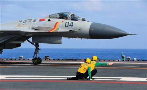 遼寧艦起飛助理作出放飛手勢，殲-15艦載戰(zhàn)斗機起飛（2020年4月攝）。張凱攝