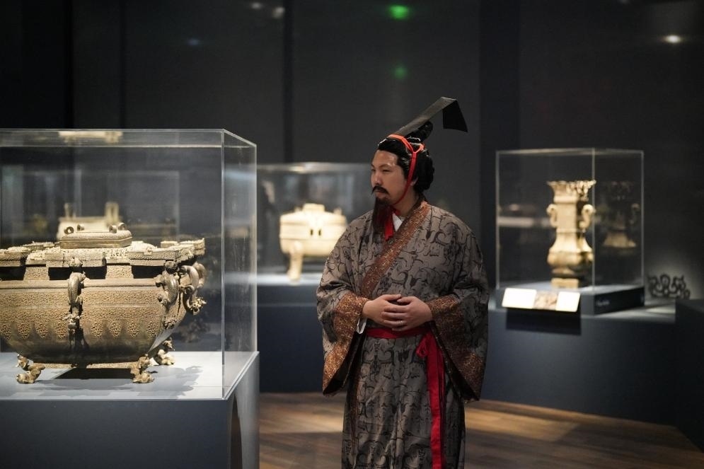 4月19日，一名觀眾身著漢服在美國舊金山亞洲藝術(shù)博物館舉辦的“鳳凰故國——青銅時代曾楚藝術(shù)展”上參觀。新華社記者吳曉凌攝
