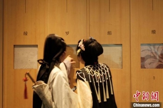 身著漢服的年輕人在中國絲綢博物館里看展。毛瑜 攝