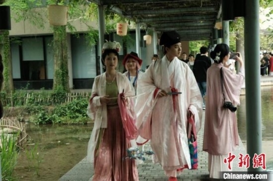 年輕人盛裝過“漢服節(jié)”。毛瑜 攝