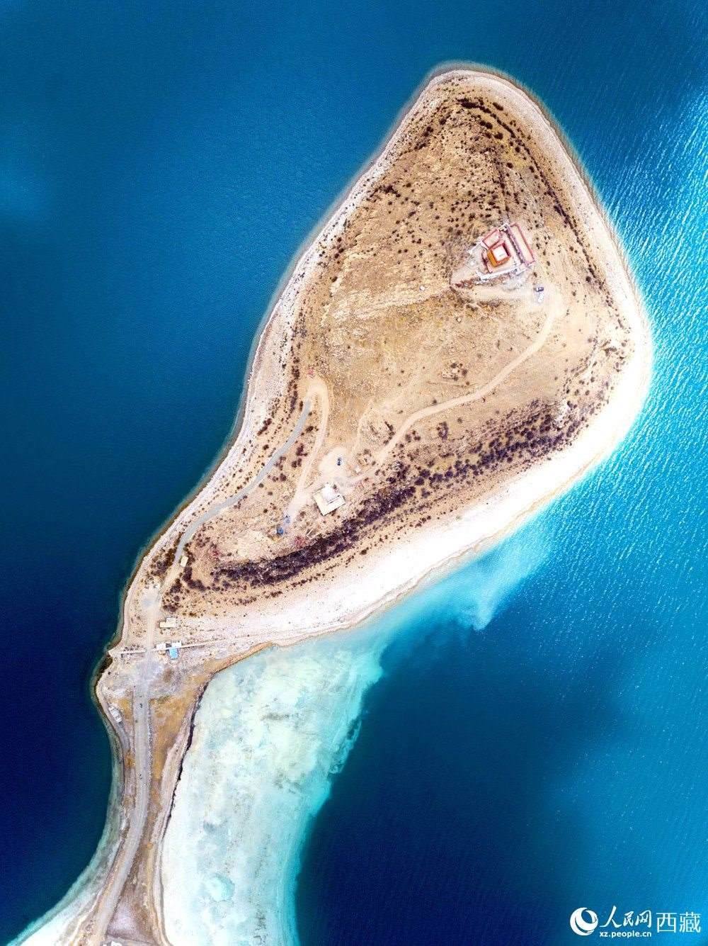 無人機視角下的西藏羊卓雍錯日托寺風光。人民網(wǎng)記者 次仁羅布攝