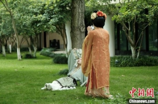 漢服愛好者在中國絲綢博物館里拍攝照片。毛瑜 攝