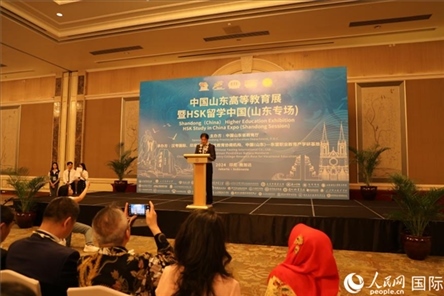 中國駐印尼大使館文化參贊周斌在活動開幕式上致辭。人民網(wǎng)記者曹師韻攝
