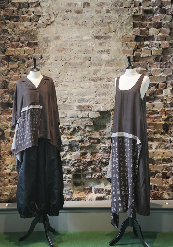 展覽展示的以中國(guó)文字為創(chuàng)作靈感的服裝《心經(jīng)》。主辦方供圖