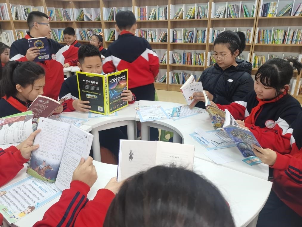 3月28日，遼寧省沈陽市鐵西區(qū)重工街第一小學(xué)的同學(xué)們在智慧圖書借閱室里專注閱讀。（沈陽市鐵西區(qū)委宣傳部供圖）