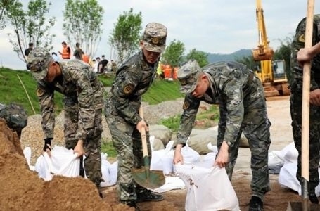 廣東多地出現(xiàn)洪澇災情 部隊官兵全力進行搶險救援