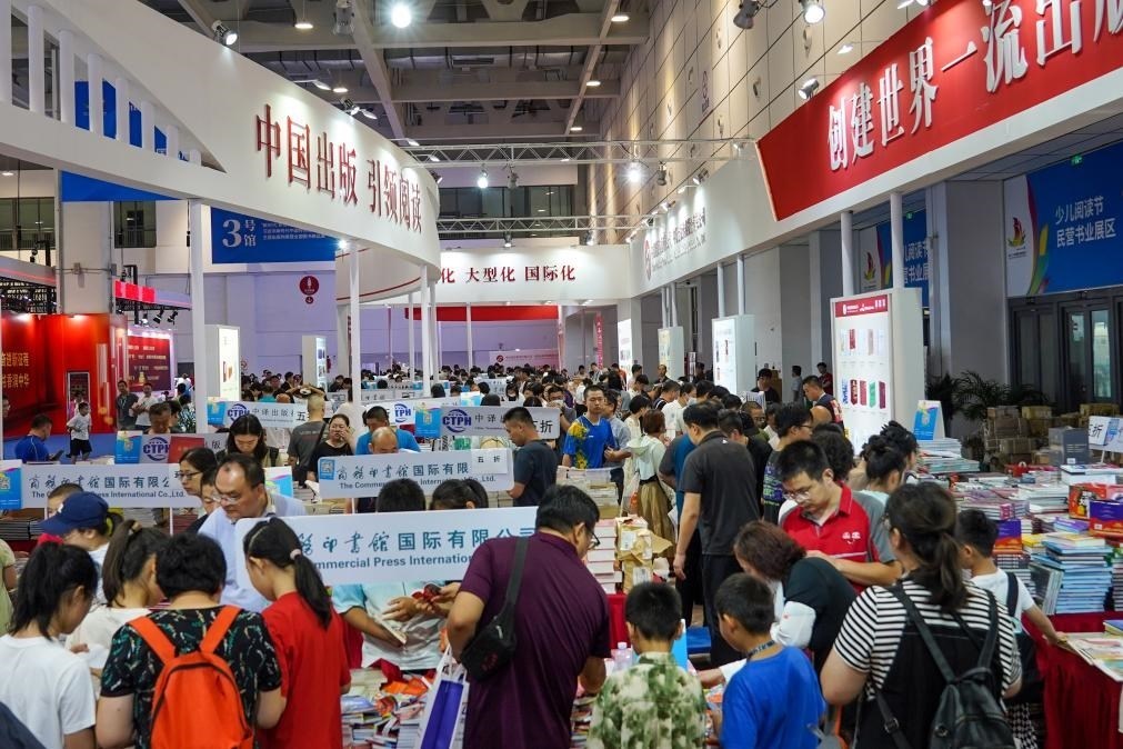 2023年7月31日，在第31屆全國圖書交易博覽會上，讀者在閱覽選購新書。新華社記者 朱崢 攝