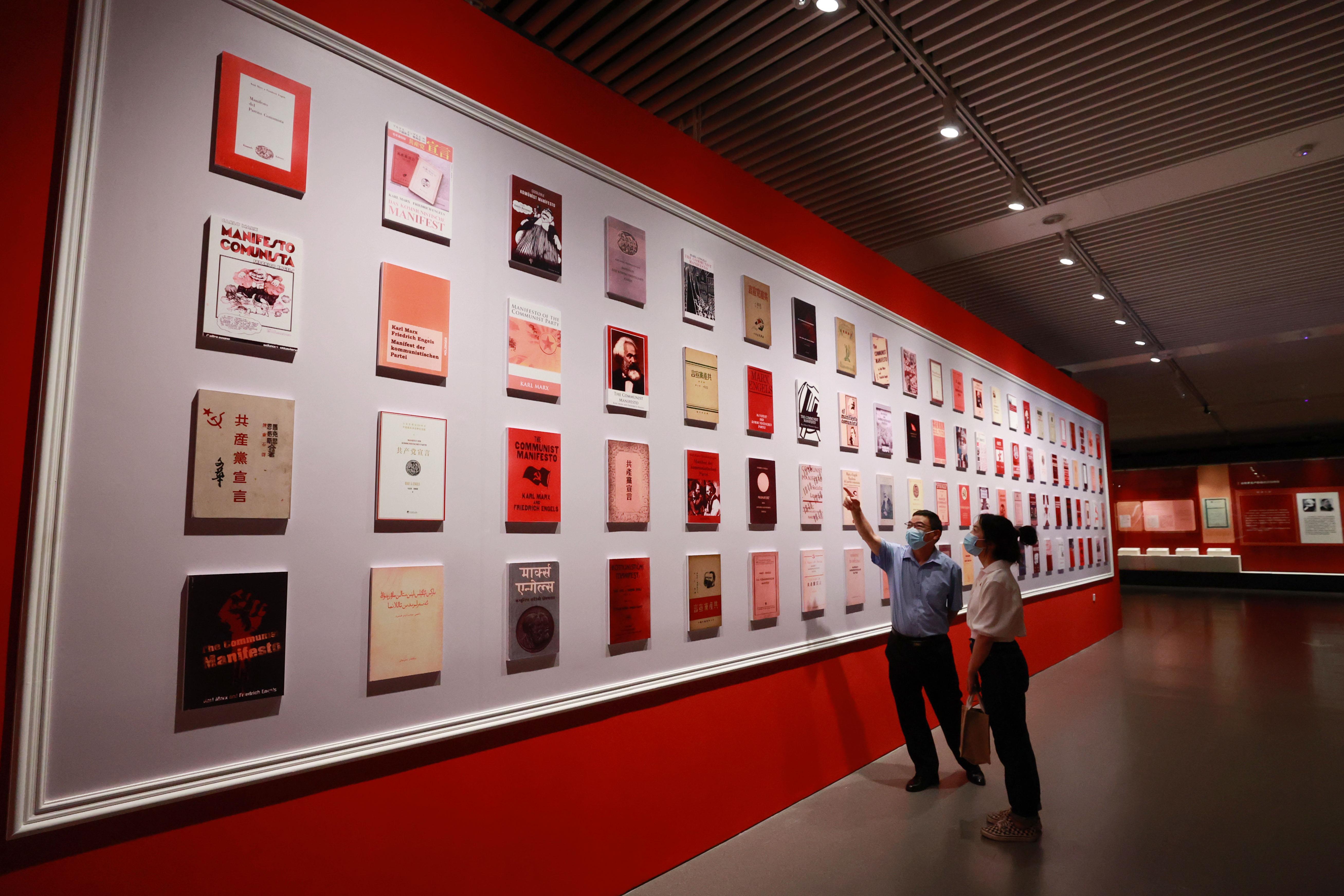 △2021年8月5日，觀眾在國(guó)家圖書館觀看不同版本的《共產(chǎn)黨宣言》。