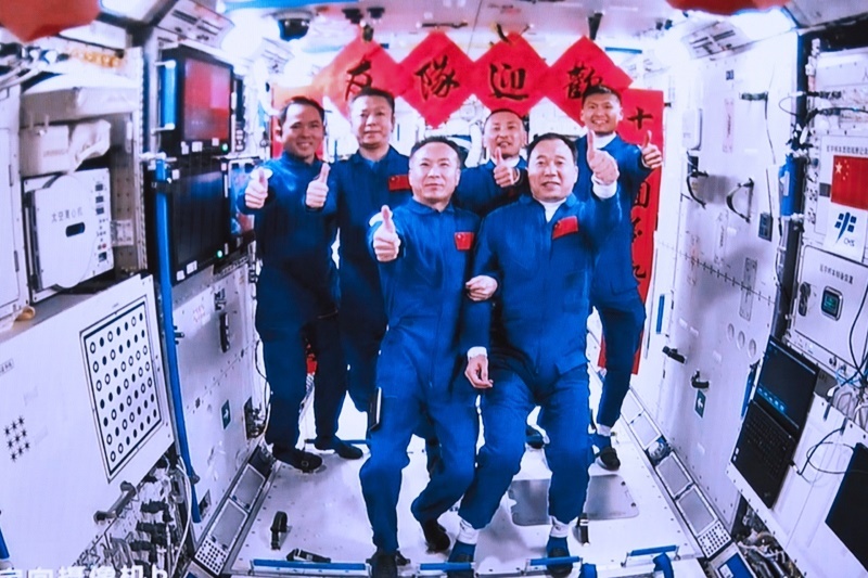 2023年5月30日，神舟十五號航天員乘組與神舟十六號航天員乘組拍下“全家?！钡漠嬅?。