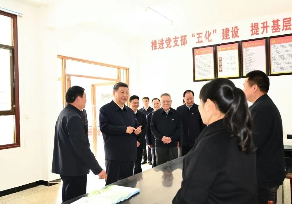 △2024年3月19日，習(xí)近平總書記在湖南常德市鼎城區(qū)謝家鋪鎮(zhèn)港中坪村黨群服務(wù)中心了解當(dāng)?shù)貫榛鶎訙p負(fù)、提升基層治理效能等情況。