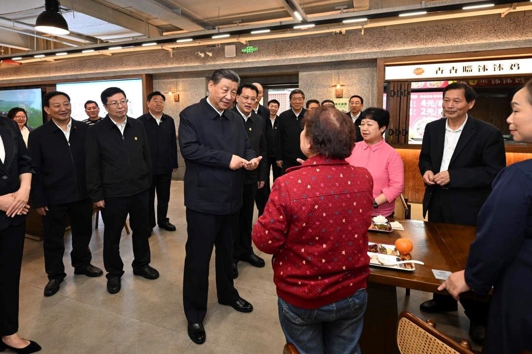 △2024年4月22日，習(xí)近平總書記來到重慶九龍坡區(qū)謝家灣街道民主村社區(qū)考察。