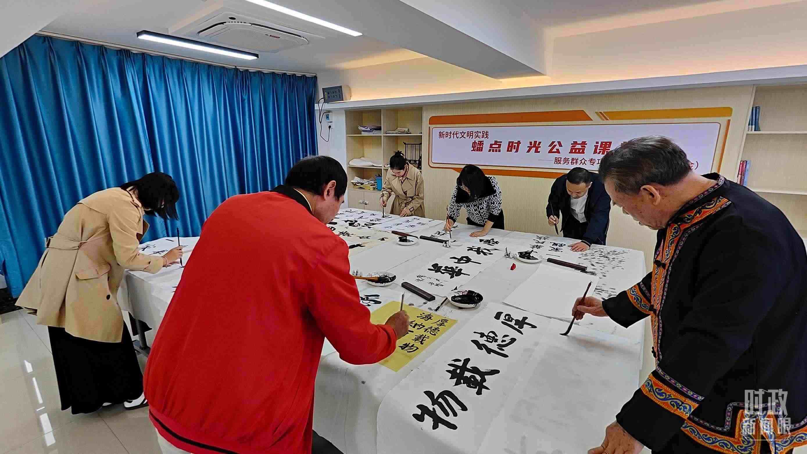 △廣西南寧市多民族社區(qū)——盤龍社區(qū)居民練習(xí)書(shū)法。（總臺(tái)央視記者楊立峰拍攝）
