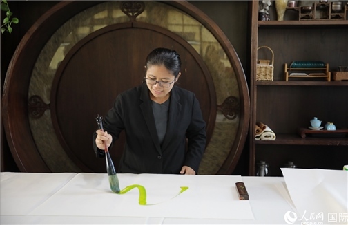緬甸駐華大使館副館長、公使銜參贊杜欣瑪泰參加《五百筆·瀾湄合作》集體藝術創(chuàng)作。人民網(wǎng)王婧攝