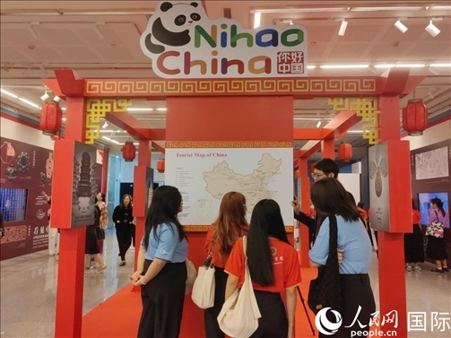 泰國學(xué)生在工作人員講解下觀展。人民網(wǎng)記者 楊一攝
